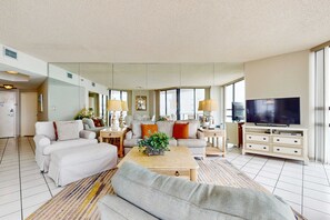 TV - Beautiful beachfront condo w/ shared pool, tennis, & beach access (Miramar Beach)