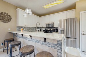 Fridge, microwave, oven, stovetop - Exceptional private home pet friendly with private patio and shared pool (Miramar Beach)