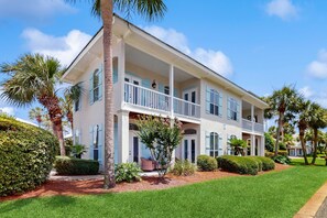 Exterior - Exceptional private home pet friendly with private patio and shared pool (Miramar Beach)