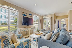 TV, DVD player - Exceptional private home pet friendly with private patio and shared pool (Miramar Beach)
