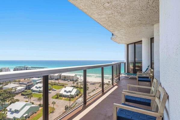 Property grounds - 11th Floor condo with Gulf view - pool, hot tub, tennis, and fast WiFi access (Miramar Beach)