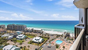 Ein Küstenhotel mit Pool, Blick auf den Strand und mehreren Gebäuden.