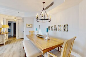 Dining - Cheerful 10th Floor Condo with Shared Pool & Hot Tub, WiFi, and Central AC (Miramar Beach)
