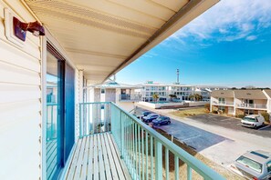 Property grounds - Beautifully updated 2nd-floor condo near the beach with pool, balcony, W/D, & AC (Miramar Beach)