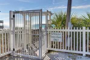 Property grounds - 2-story townhouse with 2 balconies & patios, pool access, fast WiFi, AC (Miramar Beach)