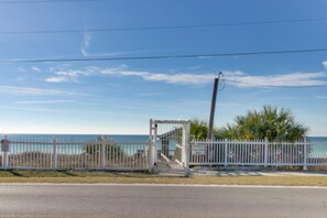 Property grounds - 2-story townhouse with 2 balconies & patios, pool access, fast WiFi, AC (Miramar Beach)
