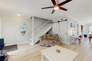 TV, offices - 2-story townhouse with 2 balconies & patios, pool access, fast WiFi, AC (Miramar Beach)
