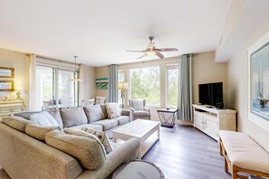 TV - Sunlit condo with washer&dryer, AC, pool, outdoor hot tub, & beach access (Miramar Beach)