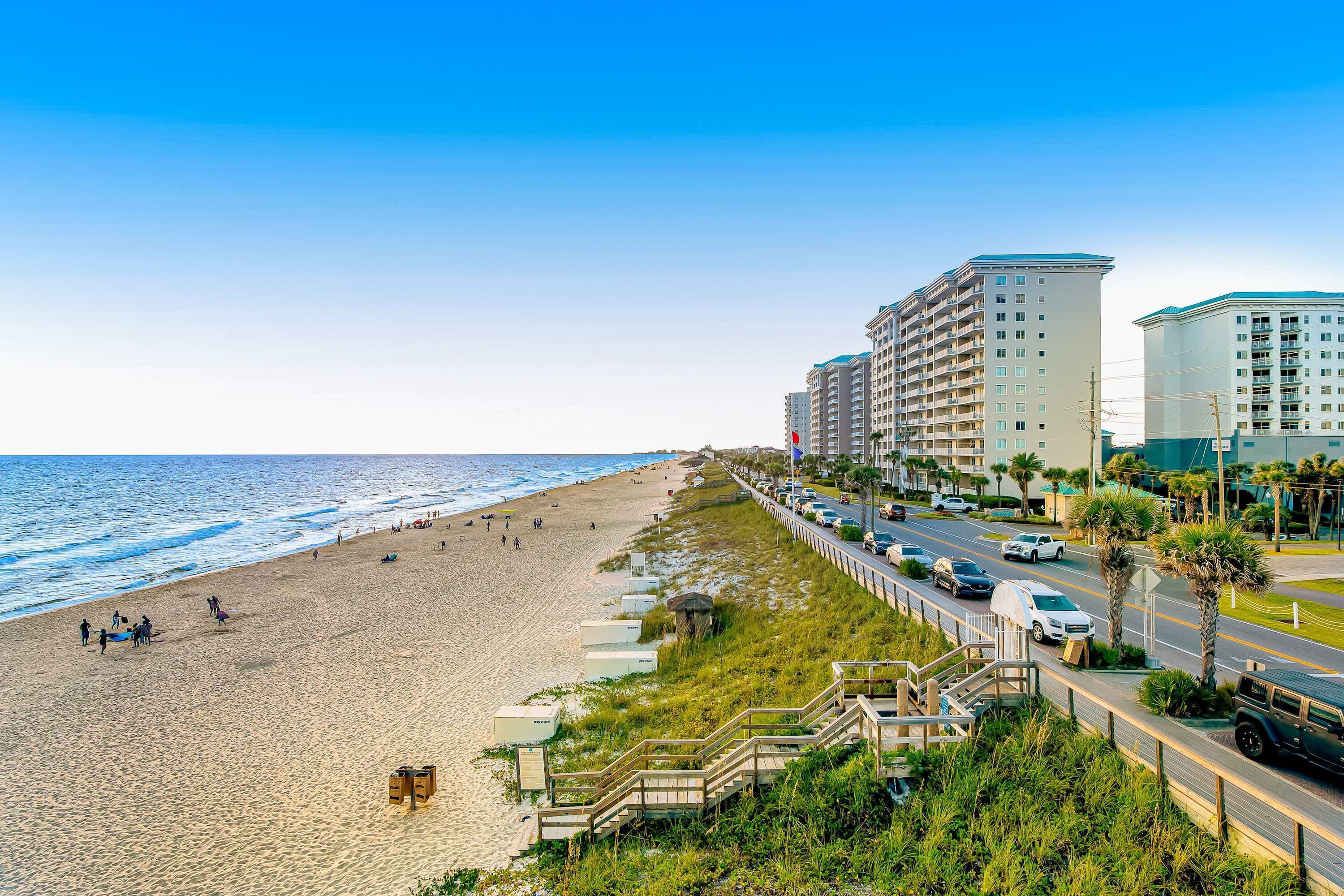Un hotel frente a la playa con un largo paseo marítimo, acceso directo a la playa y vistas al océano.