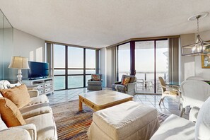 TV - Spacious waterfront condo w/ shared pool/hot tub/gym & beach access (Miramar Beach)