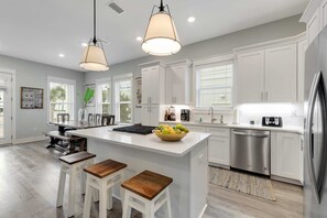 Fridge, microwave, oven, stovetop - Classic beach home with shared pool access, WiFi, and central air conditioning (Santa Rosa Beach)
