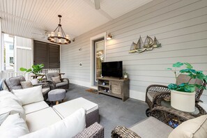 TV, offices - Classic beach home with shared pool access, WiFi, and central air conditioning (Santa Rosa Beach)