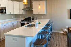 Fridge, microwave, oven, stovetop - Charming abode in perfect central location with W&D & central AC - dog-friendly (Port St. Joe)