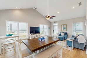 Dining - Gorgeous coastal home with plenty of space and easy beach access (St. George Island)