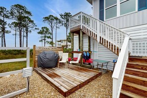 Terrace/patio - Gorgeous coastal home with plenty of space and easy beach access (St. George Island)