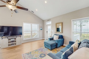 TV, offices - Gorgeous coastal home with plenty of space and easy beach access (St. George Island)