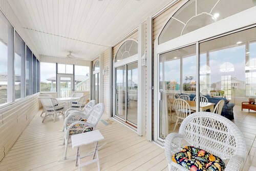 Beautiful dog-friendly home steps away from the beach