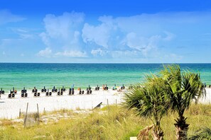 Beach nearby - Cozy coastal condo with shared pool/hot tub and easy Bbach access (Miramar Beach)