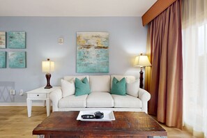TV - Cozy coastal condo with shared pool/hot tub and easy Bbach access (Miramar Beach)