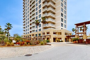 Exterior - Cozy coastal condo with shared pool/hot tub and easy Bbach access (Miramar Beach)