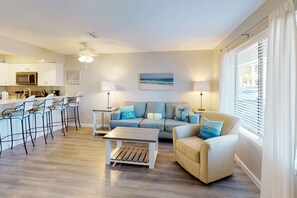 TV - Updated ground-floor condo with patio, W/D, pool, BBQ area, & AC - near beach (Miramar Beach)