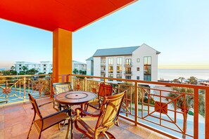 Outdoor dining - Centrally located condo near shopping & the beach with shared pools & tennis courts (Santa Rosa Beach)