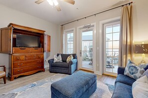 TV, offices - Centrally located condo near shopping & the beach with shared pools & tennis courts (Santa Rosa Beach)