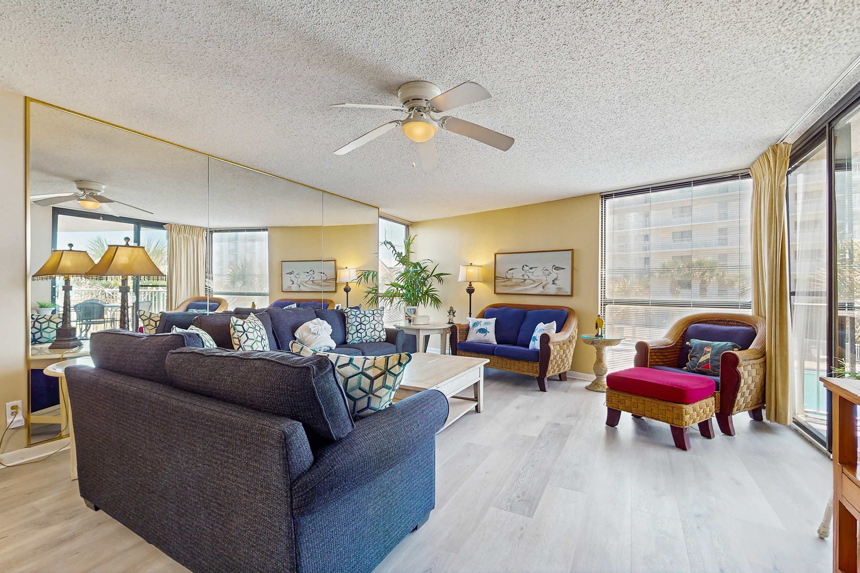 Televisión, reproductor de DVD y oficina 