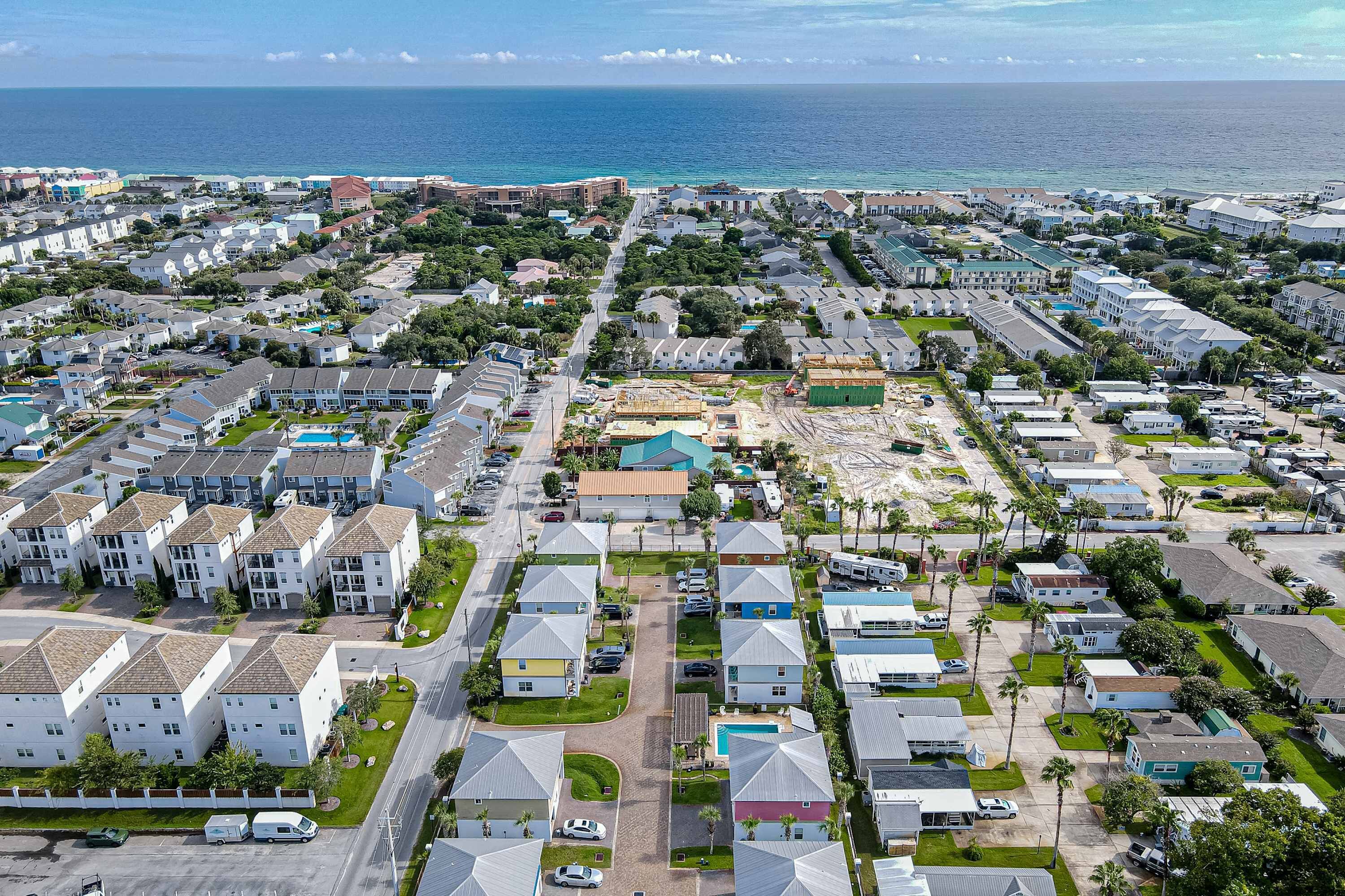 Un quartier résidentiel avec des maisons, des rues et une vue sur l’océan.