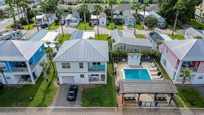 Zona residencial con casas, piscina y patio cubierto.