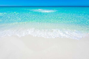 Una spiaggia con acque turchesi cristalline e sabbia bianca.