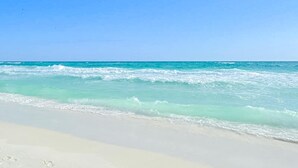 Una playa con aguas turquesas cristalinas y arena blanca.