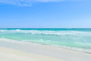 On the beach - Gulf & Beachfront Condo on Fourth Floor with ocean Views, pool (Miramar Beach)