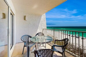 Outdoor dining - Gulf & Beachfront Condo on Fourth Floor with ocean Views, pool (Miramar Beach)