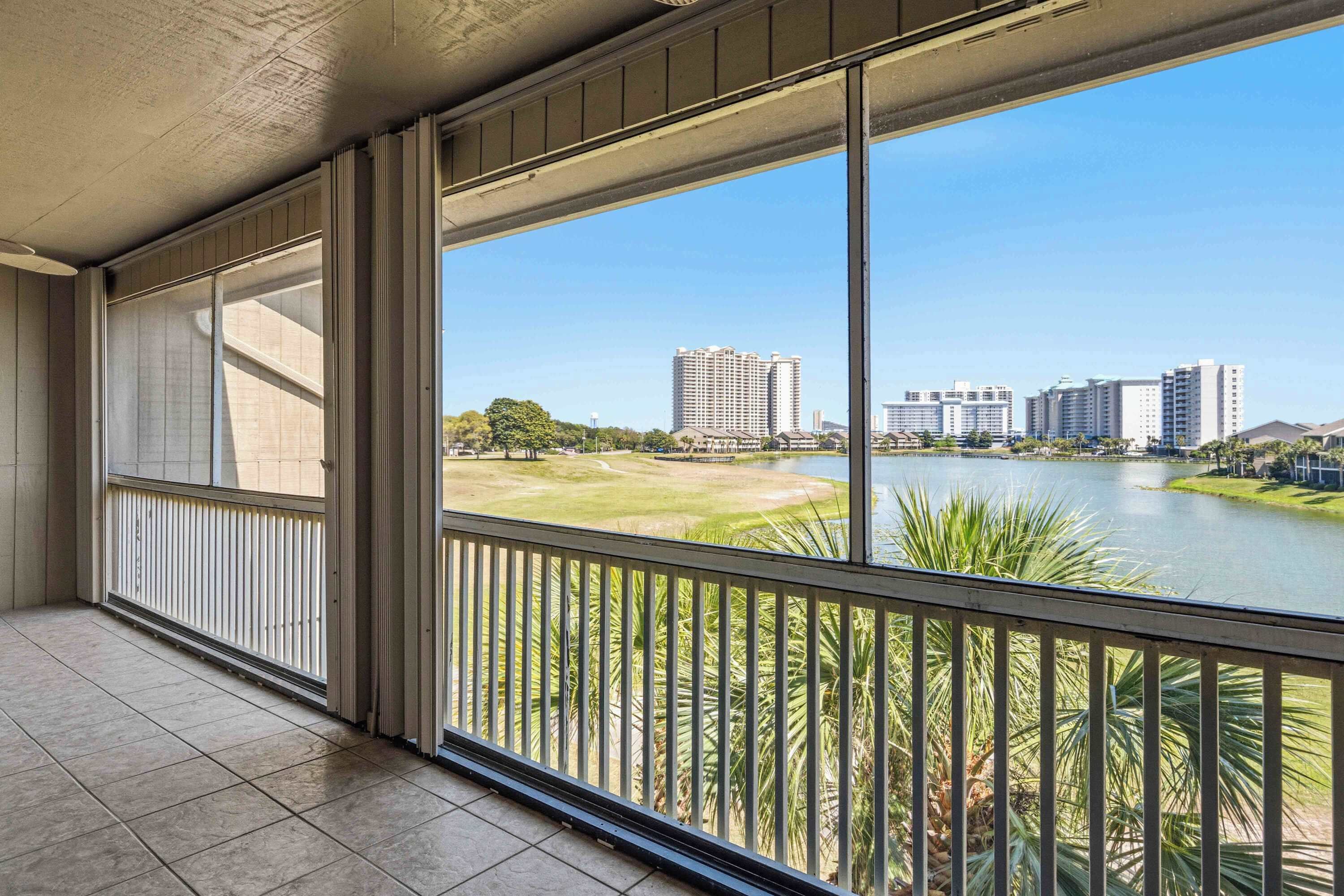 Een balkon met uitzicht op een meer en stadsbeeld.