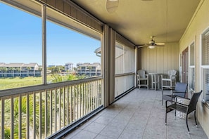 Terrace/patio - Lakefront condo with pool, pickleball, golf & private beach access (Miramar Beach)