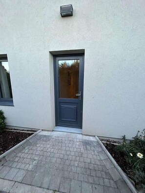 Exterior detail - 2 bedroom ; Family friendly ; Private gardens 5pax (Tallaght)