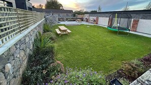 Outdoor dining - 2 bedroom ; Family friendly ; Private gardens 5pax (Tallaght)