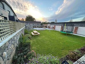 Outdoor dining - 2 bedroom ; Family friendly ; Private gardens 5pax (Tallaght)