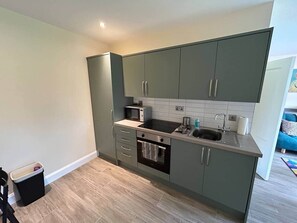 Réfrigérateur, batterie de cuisine, vaisselle et ustensiles