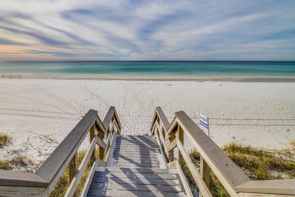 Beach nearby - Third-floor condo with pool, high-speed WiFi & private washer/dryer (Miramar Beach)