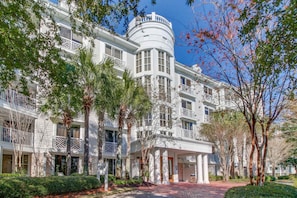 Exterior - Third-floor condo with pool, high-speed WiFi & private washer/dryer (Miramar Beach)
