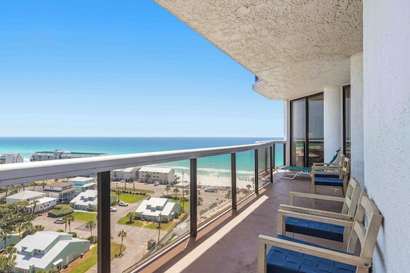 Property grounds - Waterfront getaway with ocean views, central AC & washer/dryer - walk to beach (Miramar Beach)