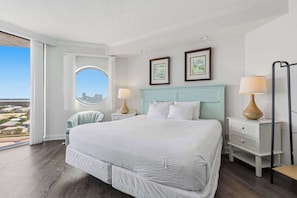 3 bedrooms, iron/ironing board, WiFi, bed sheets - Waterfront getaway with ocean views, central AC & washer/dryer - walk to beach (Miramar Beach)