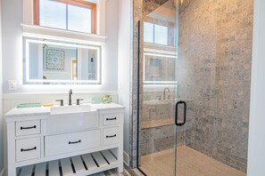 Douche, sèche-cheveux, serviettes fournies