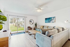 TV, offices - Charming Townhouse Near Beach with Pool, Patio & W/D (Miramar Beach)