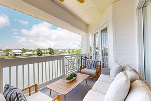 Property grounds - Lakefront condo with water-view balcony, private golf cart, resort pool & amenities (Miramar Beach)