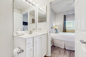 1 bedroom, WiFi - Santa Rosa Beach retreat with shared pool, hot tub, close to dining, & parks (Santa Rosa Beach)