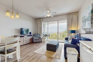 Fernseher, DVD-Player, Arbeitsbereiche