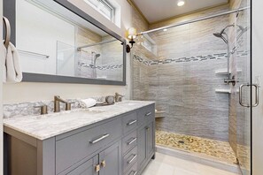 Shower, towels - Gorgeous coastal home with pool, bikes, & large balcony - near beaches & parks (Santa Rosa Beach)